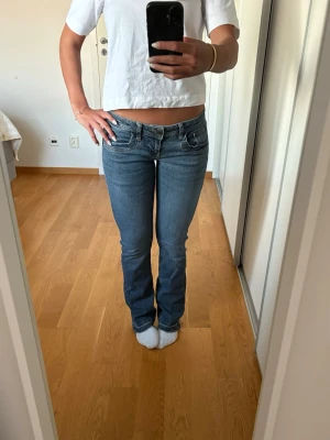 Lågmidjade jeans  - Jätte snygga lågmidjade jeans som tyvärr inte kommer till användning längre. Har själv öppnat sömmen nere vid fötterna🤩