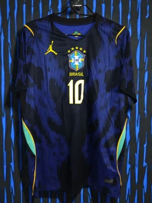 Brasilien Neymar JR matchtröja blå - Snygg blå Brasilien matchtröja med Neymar JR och nummer 10 på ryggen. Den är legendarisk då det är den sista matchtröjan han bärt i Brasiliens landslag. Fraktar inom 0-1 dagar
