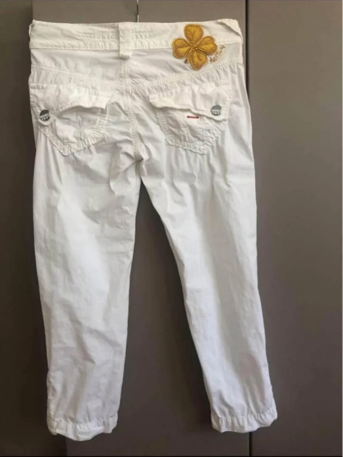 Vita byxor med broderad detalj - 1