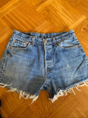 Levis 501 jeansshorts  - Fina jeansshorts i modell 501 från Levis.