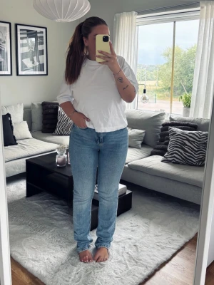 Jeans - Ginatricot  - Blåa jeans från Ginatricot. Använda ytterst få gånger. Långa och raka i modellen, ej slim fit. Bekväma och sköna. Mellanlängd/höga i midjan. Modell på bilden 1,62. Storlek 40. Fin tvätt som passar året runt.