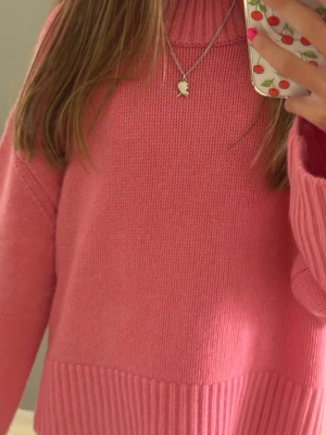 Lisa yang rosa oversized cashmere tröja - Intressekoll på min Lisa yang oversized cashmere tröja i en härlig rosa färg. Tröjan har breda ribbade muddar vid ärmslut och nederkant samt en hög, ribbad halsringning. 🩷🩷🩷 (aldrig använd) 