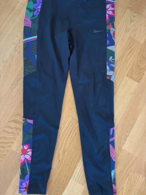 NIKE svarta Träningstights - Nike svarta Träningstights i nyskick. Storlek M. 