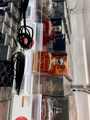 Stronger With You Parfym 100 ml - Stronger With You från Giorgio Armani är en elegant parfym i en mörkbrun glasflaska med silverfärgad rund kork. Flaskan har en stilren design och rymmer 100 ml. Doften är modern och passar dig som gillar exklusiva och intensiva parfymer.