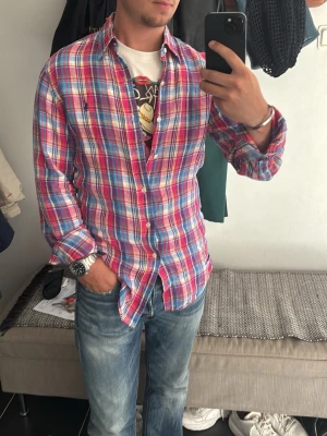 Ralph Lauren linneskjorta - Linneskjorta från Ralph Lauren i mycket bra skick. Askön att ha på stranden eller sommarkväll. Hör av dig vid funderingar! 👍