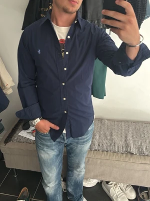 Ralph Lauren Skjorta  - Mörkblå skjorta från Ralph Lauren i mycket bra skick. Hör av dig vid funderingar! 👍