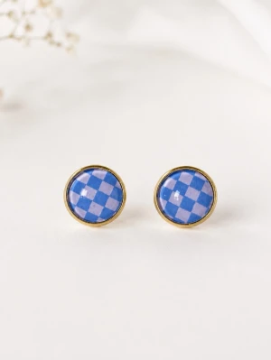 Rutiga örhängen  - Tjusiga nya örhängen rutigt blått och lila.                       Mått: 12mm i diameter                                                        Material: Silverfärgad mässing. Glas                                                                 Örhängena skickas i en hård fin liten kartong där smycket är omsorgsfullt inslaget i vackert silkespapper.