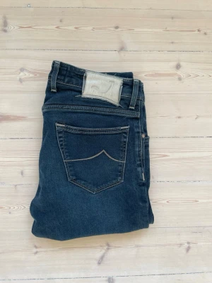 Jacob Cohën Jeans - Säljer dessa mörkblå Jacob Cohën jeans i den eftertraktade modellen ”Nick”. Jeansen är i storlek 31 men sitter enligt mig lite mindre. Det är bara att höra av sig vid frågor🤗