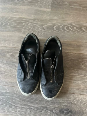 Axel Arigato - Svarta Axel Arigato sneakers, Strl 40, okej skick, mycket defekter