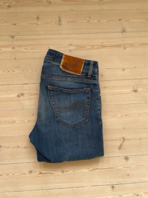 Jacob Cohën Jeans - Säljer nu dessa mörkblåa Jacob Cohën jeans i den populära modellen 622. Jeansen är i storlek 31. !!!OBS!!! Den orangea cohën lappen på baksidan av jeansen har börjat lossna, bortsett från detta är de i ett toppen skick! Hojta till vid frågor eller fler bilder🤗