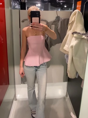 Ljusblå bootcut jeans - Säljer ett par ljusblå jeans med bootcut passform och hög midja. Jeansen har klassisk femficksdesign och är tillverkade i denim med lätt tvättad look. Perfekta för en avslappnad och trendig stil.