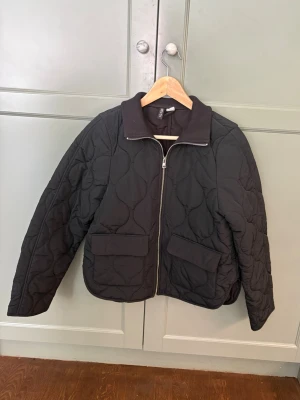 Fin jacka ifrån H&M💕💕 - Säljer denna fina jacka ifrån H&M. Endast använd 1-3 gånger och är som ny. Storlek Xxs men passar även mig som i vanliga fall har S. Jackan kan bäras med både uppvikt och nedvikt krage. Perfekt nu till hösten! Skriv vid frågor, fler bilder osv osv💕💕
