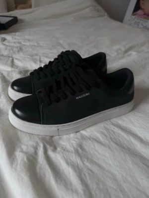 Svarta MAGGIORE sneakers med vit sula - Stilrena svarta sneakers från MAGGIORE med vit, tjock sula och svarta skosnören. Ovandelen är i mockaliknande material och tåpartiet i slätt, blankt material. Klassisk låg modell som passar till det mesta. Skorna är endast använda en gång. 