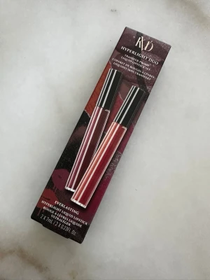 KVD Hyperlight Duo läppstiftset - Säljer ett KVD Hyperlight Duo set med två flytande läppstift i färgerna Queen of Poisons (mörk bärig nyans) och Moth Orchid (varm rosa). Läppstiften är i smala tuber med svart lock och ger en matt finish. Perfekt för dig som gillar långvariga och intensiva färger.