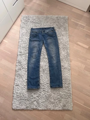 Replay Jeans - Replay Jeans i storleken W27 L30 med riktigt snygga fades. Tveka inte att skriva eller ge prisförslag!