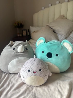 Squishmallows gosedjur 3-pack - Tre mjuka och gosiga Squishmallows i form av ett grått noshörning, en mintgrön koala och en ljusgrå haj med prickar. Alla har rund form, söta ansikten och är tillverkade i supermjuk plysch. Perfekta som kramdjur eller dekoration i sängen. Bara suttit som ”prydnad”