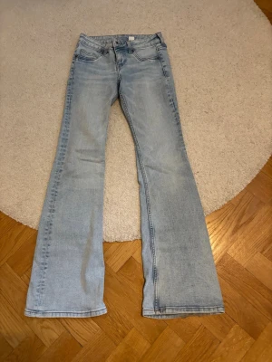 Ljusblå bootcut jeans  - Säljer ett par ljusblå bootcut jeans från hm Divided i storlek 34.