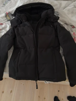 Canada Goose Chelsea Parka - Chelsea Parka (päls finns). Använd fåtal gånger. Passar dig som är 160-172cm. Damstorlek M. Skambud kommer att ignoreras! Kan köra 650 snabb affär!!