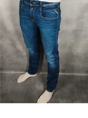 Replay Anbass Jeans - Replay Anbass Jeans • Storlek: 30/32 • Skick: 9,5/10 - fint skick utan skavanker • Inkluderas: Endast jeansen • Nypris: Ca 2 000 kr • Passform: Modellen på bilden är 180 cm lång, väger 65 kg •
