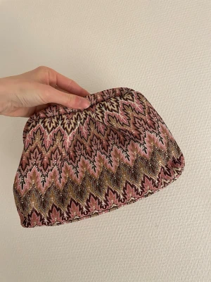Unused patterned clutch bag 🩷 - Beautiful clutch bag with a patterned design. Keep things safely inside. Nice for summer ☀️🌸. Can be used as a clutch, handbag, makeup bag, toiletry bag, etc. 