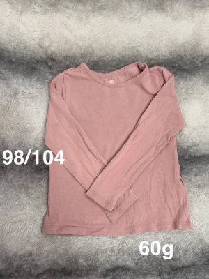 Ljusrosa långärmad topp H&M - En enkel ljusrosa långärmad topp från H&M. rund halsringning och normal passform. Perfekt att matcha med jeans eller kjol för en chill vardagslook.🌸Fint använt skick. Storlek 98/104