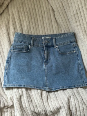 Ljusblå Jeanskjol från only - Basic kort jeanskjol från only i xs, har sytt upp den i längden någon centimeter! Kan inte tänka mig att den är använd mer än 2-3 gånger. Den är köpt på nelly, mem kan inte hitta den varken där eller på onlys hemsida så tror inte att den säljs längre tyvärr.
