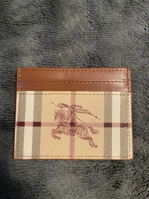 Burberry korthållare - riktigt snygg burberry korthållare med ikoniska burberry färgerna och burberry hästen