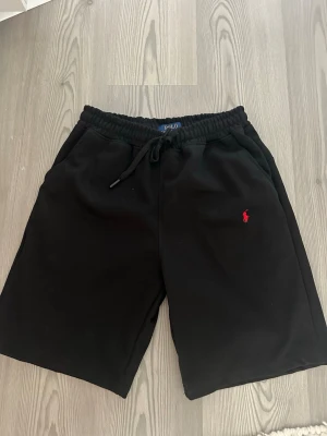 Svarta shorts från Polo Ralph Lauren  - Svarta shorts från Polo Ralph Lauren i storlek S men funkar som M om du inte har för stora ben. 
