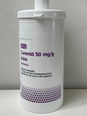 Curemid 50 mg/g kräm 500g - Curemid 50 mg/g kräm från Avia Pharma är en fuktighetsbevarande hudkräm med karbamid, speciellt framtagen för behandling av torr hud. Förpackningen är vit med lila text och har en praktisk pump. Innehåller 500 g.