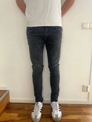 Replay Anbass Jeans - Säljer just nu dessa feta Replay Anbass Jeans🙌🏻Storlek: 32/32. Längd= 105 cm | Midja= 40cm | Skriv för fler frågor eller funderingar! Modellen är 190 cm och väger 75 kg!
