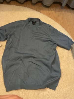 Blå kortärmad t-shirt i bomull - Snygg blå t-shirt med korta ärmar och rund halsringning. Tillverkad i mjuk bomull, perfekt för en avslappnad och stilren look. Passar bra till jeans eller shorts. Knappt använd 