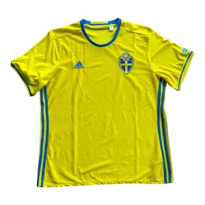  Adidas Sweden 2016/2017 Home Football Jersey, XLarge - Adidas Sweden 2016/2017 Home Football Jersey. XLarge. Små fläcar kpå framsidan och baksidan. Kommer var amed på vr live på Plick den 30e Augusti kl 19.00.