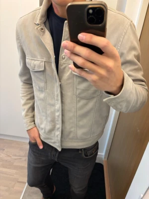 Jättefin grå j.lindeberg mocka jacka L - Supersnygg eftertraktad j.lindeberg mocka jacka av högsta kvalité och storlek L. Grym passform perfekt nu till hösten och tveka inte vid minsta fråga. Använt men fint skick!