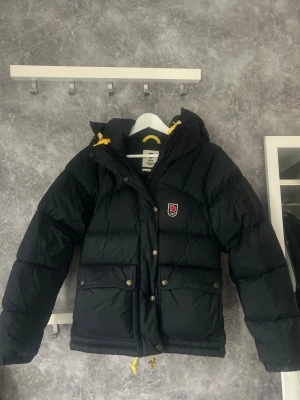 Svart dunjacka Fjällräven XxS - Säljer en svart dunjacka från Fjällräven Expedition Series. Sparsamt använd och i otroligt fint skick. Storlek xxs