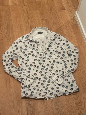 Vit Desigual skjorta - En skön skjorta till et bra pris, märket heter Desigual, pris kan diskuteras.