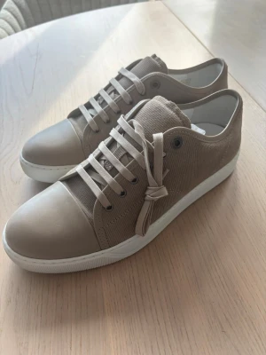 NYA! Lanvin DBB1 Cap Toe i beige mocka/nappa, storlek EU 41. - Lanvin DBB1 Beige Suede/Nappa Cap Toe – EU 41 – Oanvända  Oanvända – endast provade Nyskick Originalkartong Dustbags Färg: Beige (Mastic) Modell: DBB1 Cap Toe  Nypris ca 5000 kr 