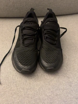 Nike airmax 270 - Lite slitna och finns inga sulor men annars funkar perfekt 
