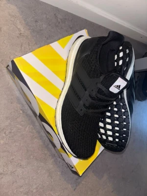Svarta Adidas Ultraboost sneakers - Helt nya med box finns i strl 42. 43/1/3 , 44, 45/1/3 , 46
