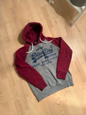Superdry hoodie - Säljer en riktigt fet superdry hoodie som är i riktigt bra skick helt utan skavanker. Hoodien är i storlek L men passar folk i storlek M bättre. Om ni har frågor om bilder eller liknande så är det bara att fråga😊💛