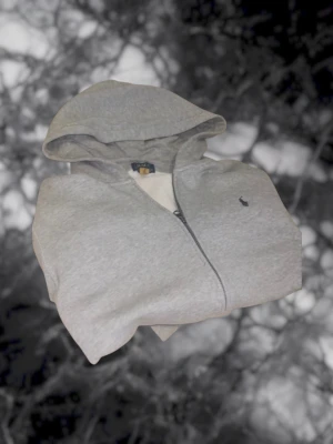 Polo Ralph Lauren Hoodie - Säljer en grå Polo Ralph Lauren Hoodie i storlek XS (XL i barnstorlekar), inga defekter