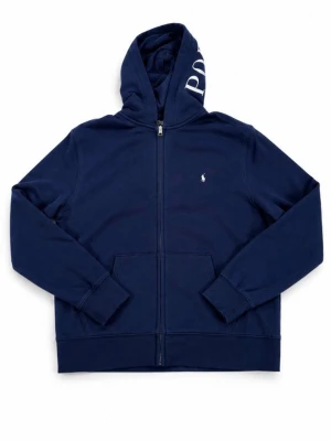 Mörkblå hoodie från Polo Ralph Lauren - Snygg mörkblå hoodie med dragkedja från Polo Ralph Lauren. Klassisk logga på bröstet och stor POLO-text på huvan. Mjuk bomullskänsla, känguruficka framtill och ribbade muddar vid ärmar och nederkant. Perfekt för en avslappnad och stilren look.