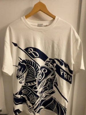 Burberry t shirt - Fits m/l/xl