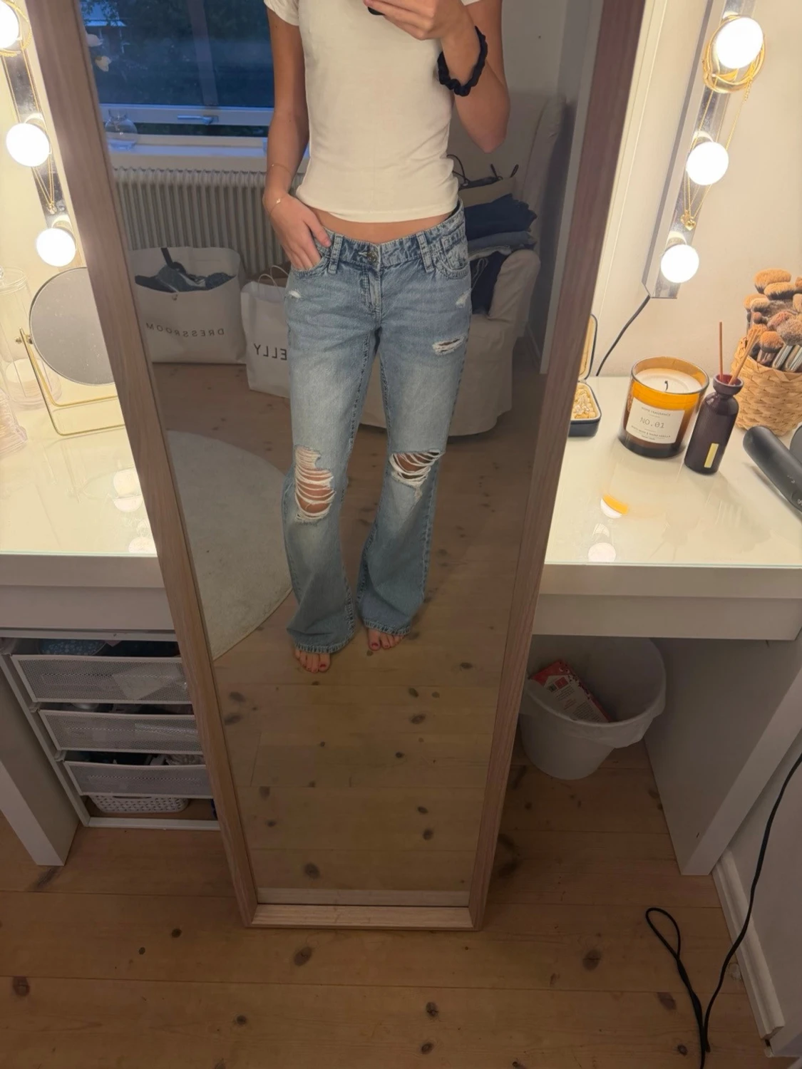 Ljusblå slitna raka jeans - 1