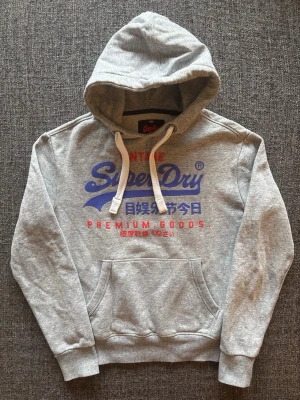 Superdry hoodie ~ sällsynt  - Säljer nu denna sjukt snygga Superdry hoodien | st S ~ 170–180cm | passar perfekt nu till kyligare dagar! Modellen produceras inte längre och är därav väldigt sällsynt. Kan även gå ner lite i pris vid snabb affär🍁🫶