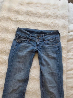 Jättefina lågmidjade jeans med coola detaljer - Jättesnygga lågmidjade jeans med dragkedjor på fickorna från mango. Säljer då de tyvärr är för små. De har inga defekter och är i bra kvalitet. Står ingen storlek men skulle säga xs. 