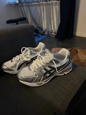Vita och silver Asics sneakers - Dessa skor är 42 men passar folk som har 41 
