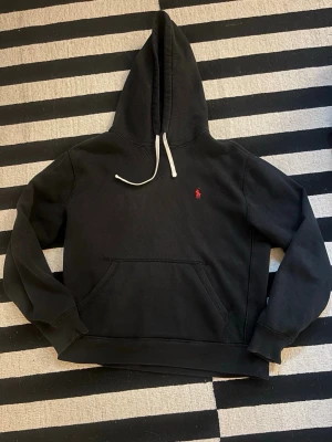 Polo Ralph Lauren Hoodie - Säljer nu denna feta svarta Ralph Lauren hoodie, tröjan är i väldigt fint skick, nypris är lite över 2 tusen, skick 8,5/10