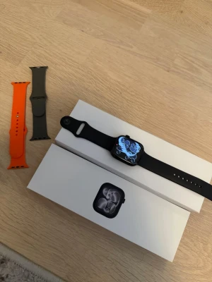 Apple Watch series 11 GPS 46mm - Säljer nu min Apple Watch Series 11 46mm GPS (Ej cellular) köpt ny hos Power februari 2026.  Den är i väldigt bra skick då jag nästan aldrig använder den, inga repor osv med 100% batterihälsa Laddare + 2 extra armband följer med