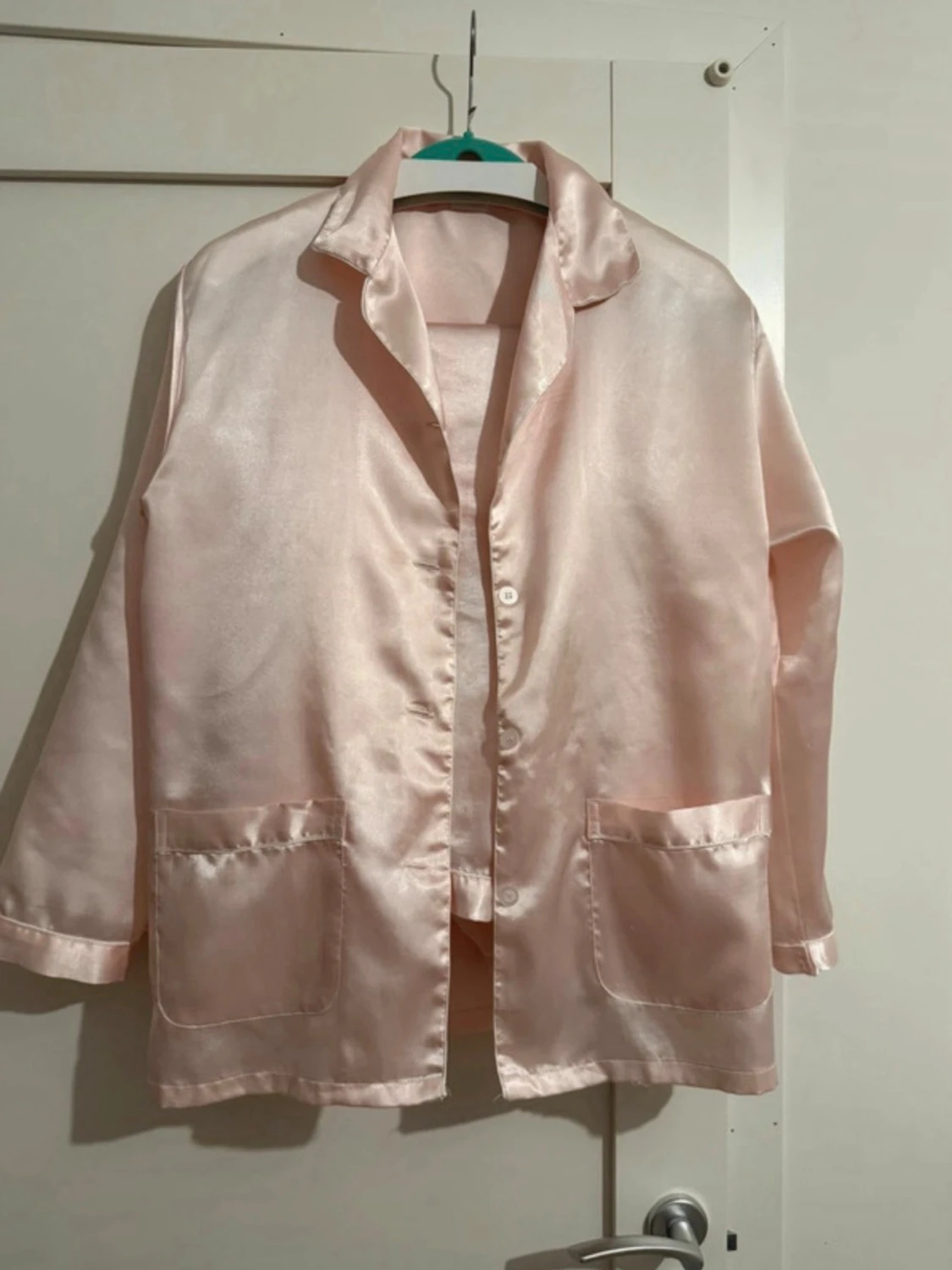 Ljusrosa satinpyjamas med skjorta