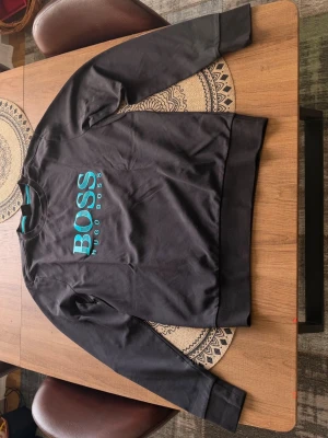 Hugo Boss Tröja - En mycket vacker unik Hugo Boss tröja. Säljer den för att den är för liten på mig. Har använd den några få gånger. Den är i mycket bra skick. Ny pris på den var 1400kr